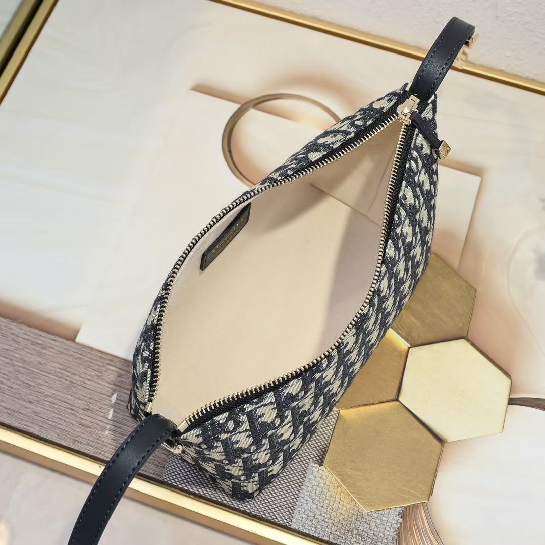 TRAVEL NOMAD Clutch