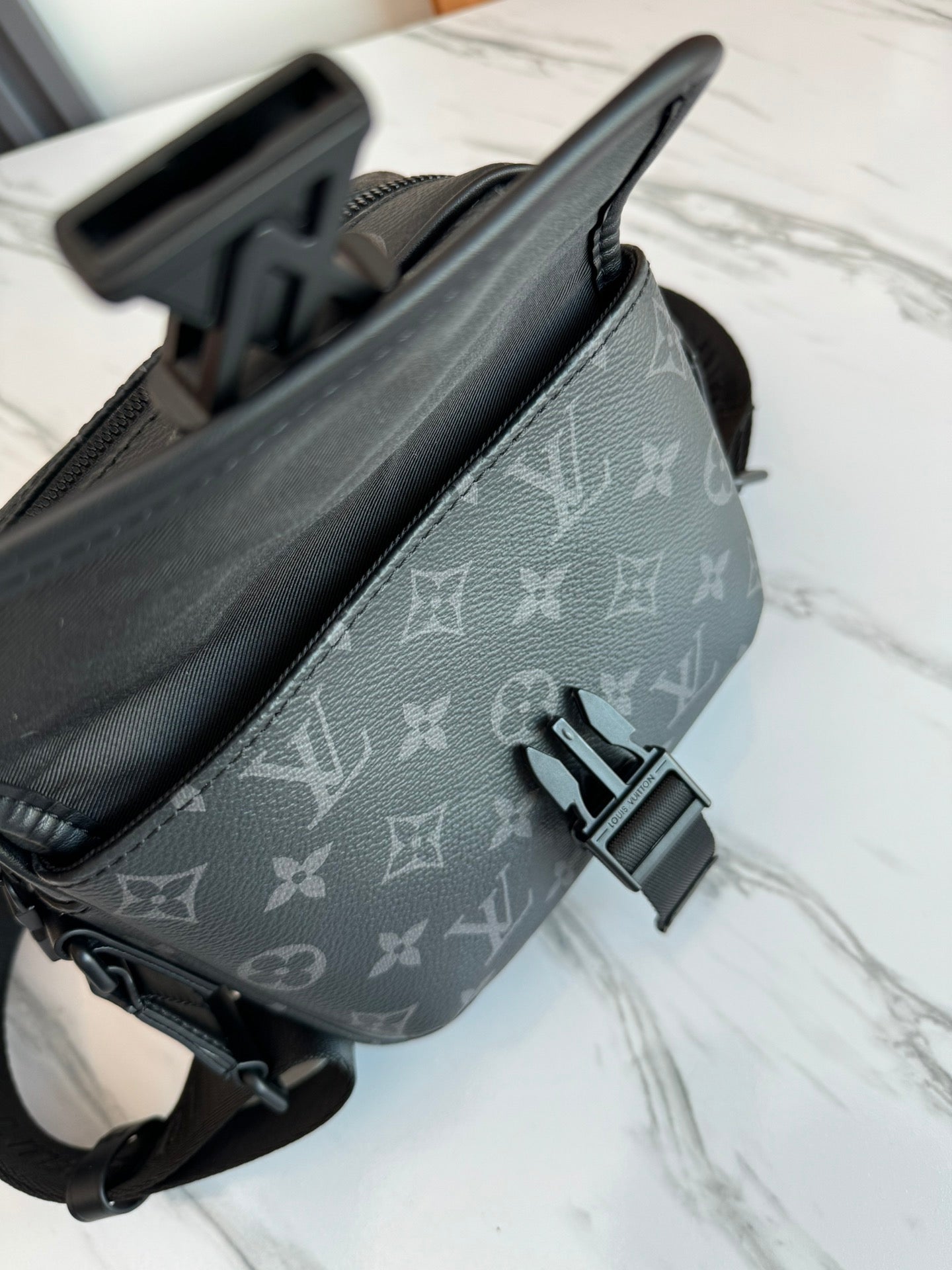 Getaway Messenger Bag M12518