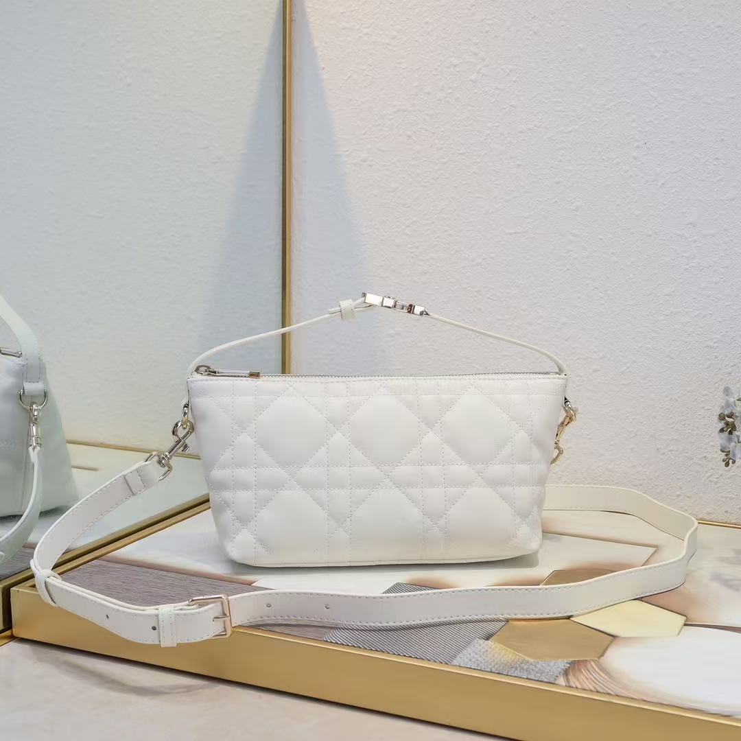 TRAVEL NOMAD Clutch
