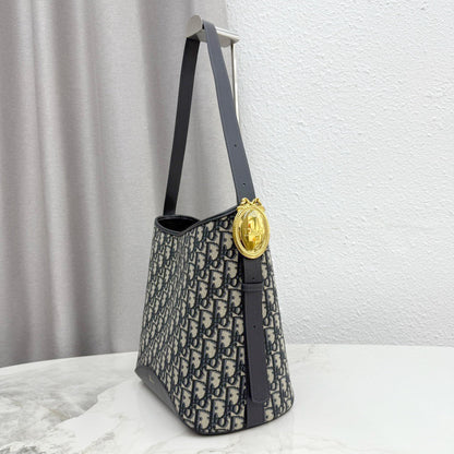 2026 TMédaillon Bucket Bag, Blue Oblique Jacquard M1532QTZQ_M928